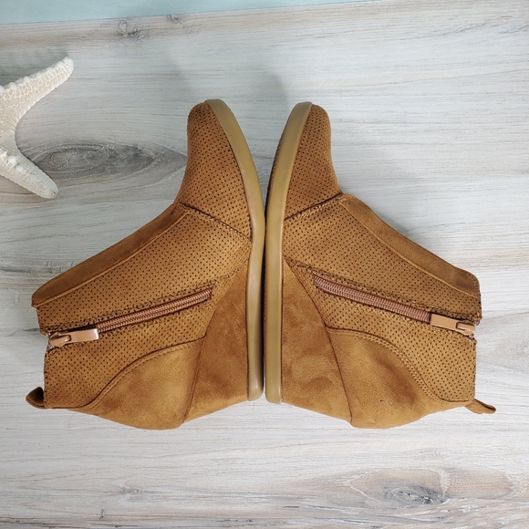 New! Sporty Tan Pinhole Wedges Bootie - Picture 5 of 6